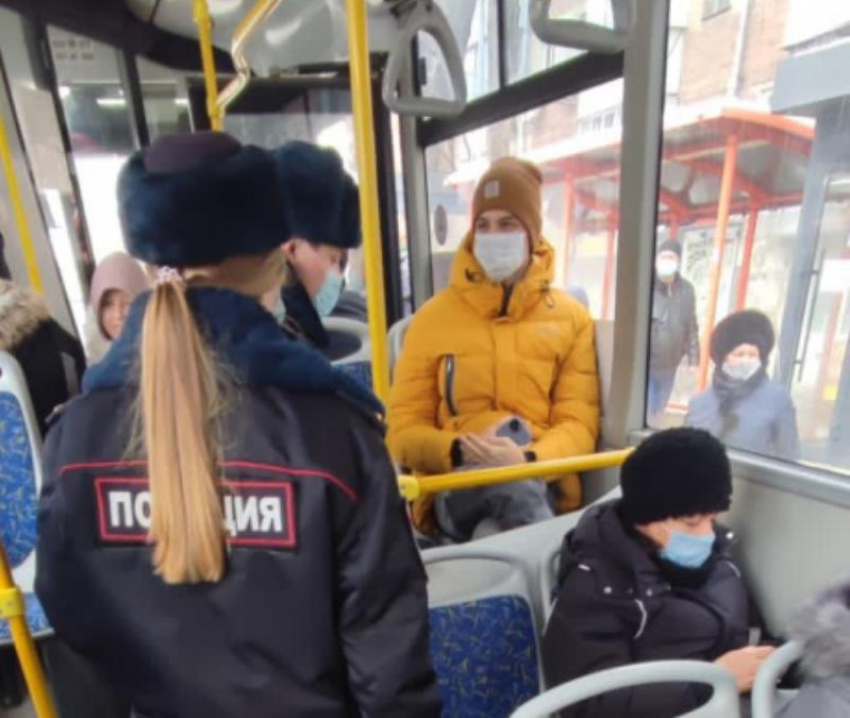 В общественном транспорте Ростова за сутки поймали 60 нарушителей масочного режима