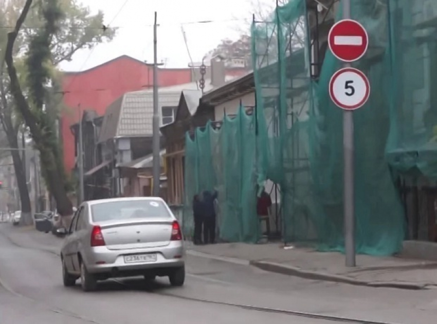"Нашествие» запрещающих знаков и наглые водители попали на видео в центре Ростова