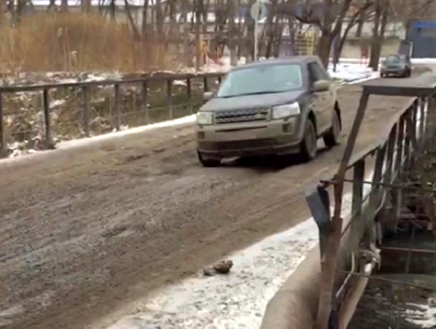 Героическое преодоление моста на улицу Локомотивную в Ростове попало на видео