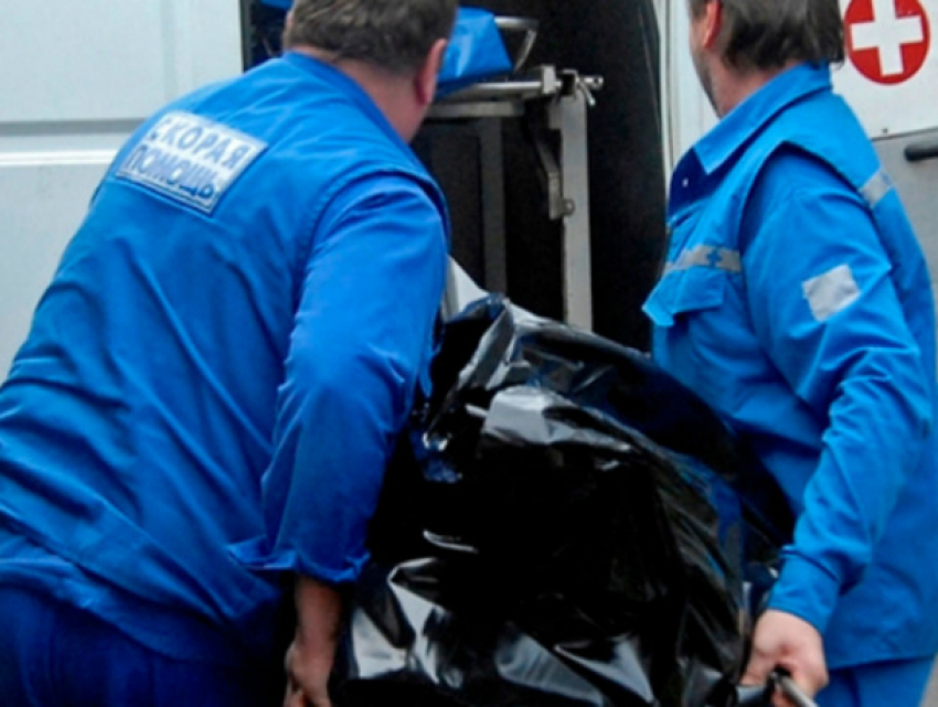 Живший неделю с телом убитого отца мужчина выпрыгнул из окна шестого этажа в Ростове