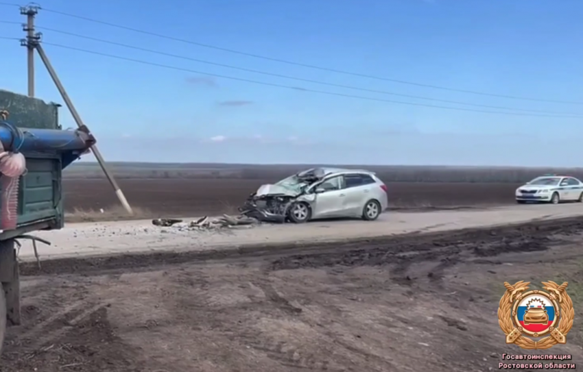 Под Ростовом двое пострадали после того как легковушку смяло под грузовиком
