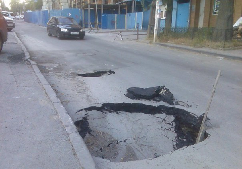 В Ростове в очередной раз провалился асфальт на Крепостном