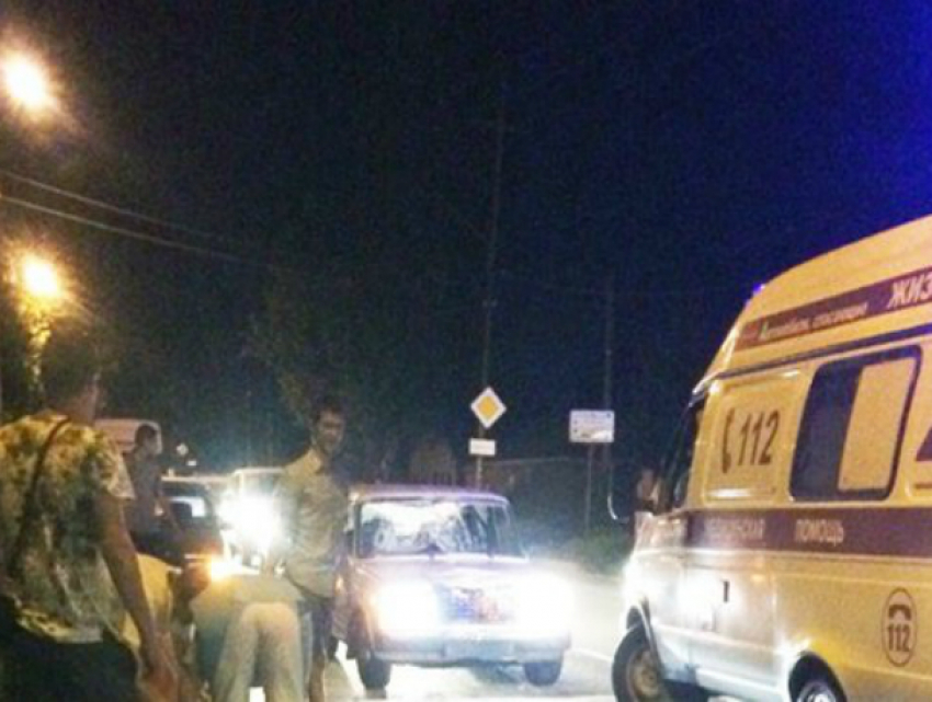 Запоздалый пешеход попался под колеса легковушки с 19-летним парнем за рулем под Ростовом