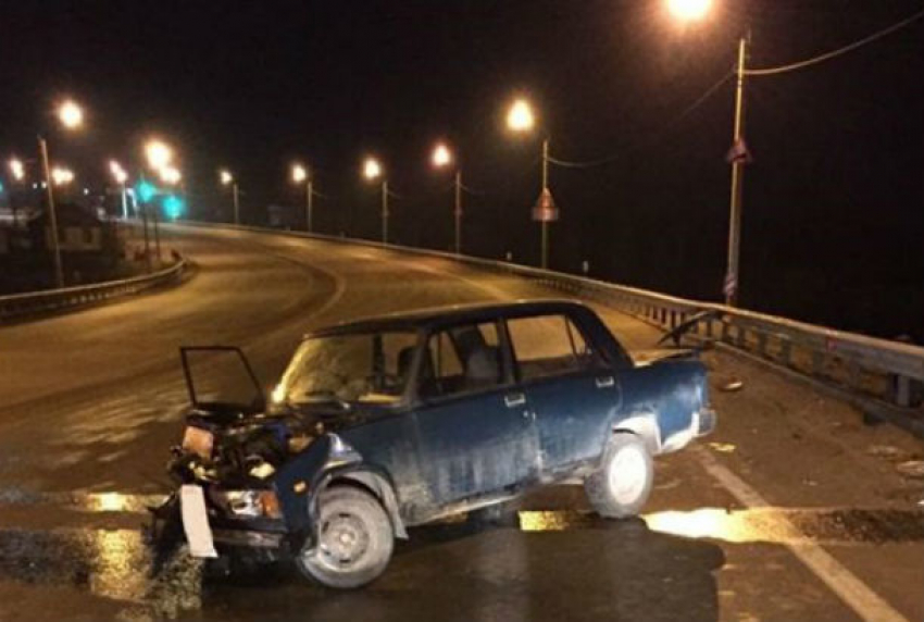 ВАЗ протаранил дорожное ограждение под Таганрогом: пассажирка получила травмы