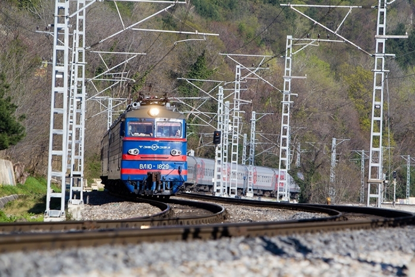 В Ростовской области из-за обрушения здания на пути задержаны 13 поездов