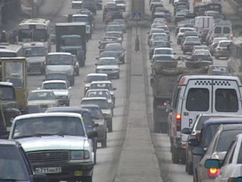 Ростовских автомобилистов предупредили о пробке на Таганрогской