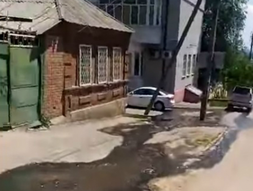 Затопивший улицы Ростова «бодрый» ручей из фекалий возмущенные горожане сняли на видео