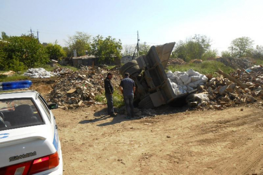 В Ростове во время несанкционированного сброса отходов перевернулся мусоровоз 