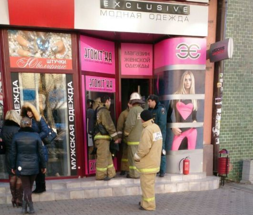 В Ростове из-за пожара в подвале магазина одежды на Большой Садовой эвакуировали сотрудников и покупателей