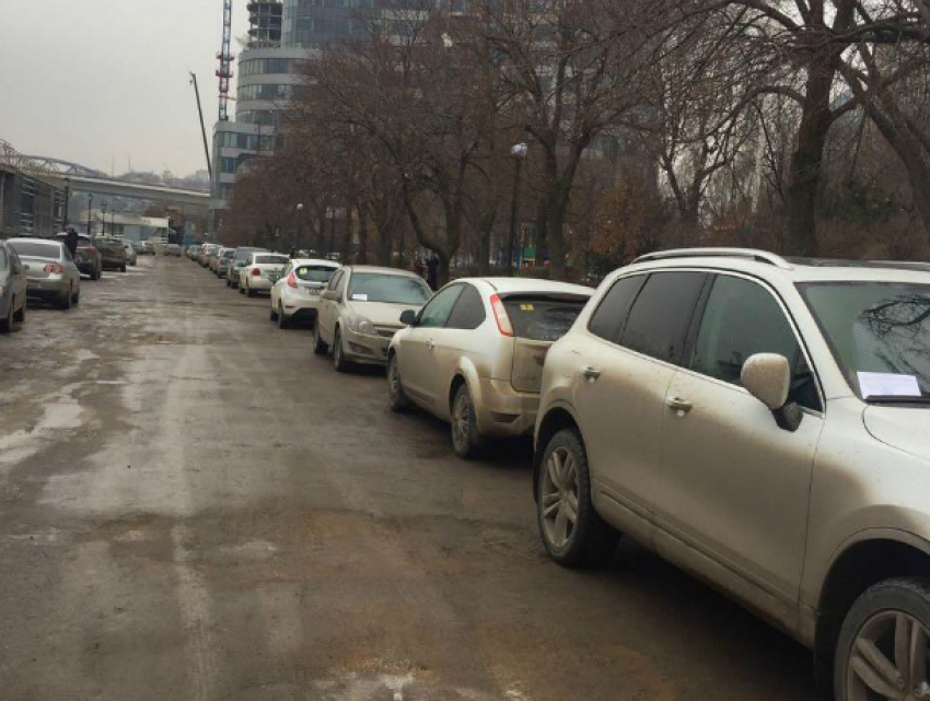 Власти Ростова решили присылать «страшные письма» любителям парковаться на газонах и тротуарах