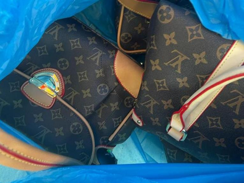 Таможенники в Ростовской области изъяли сумки и обувь Louis Vuitton и Chanel на 4 млн рублей