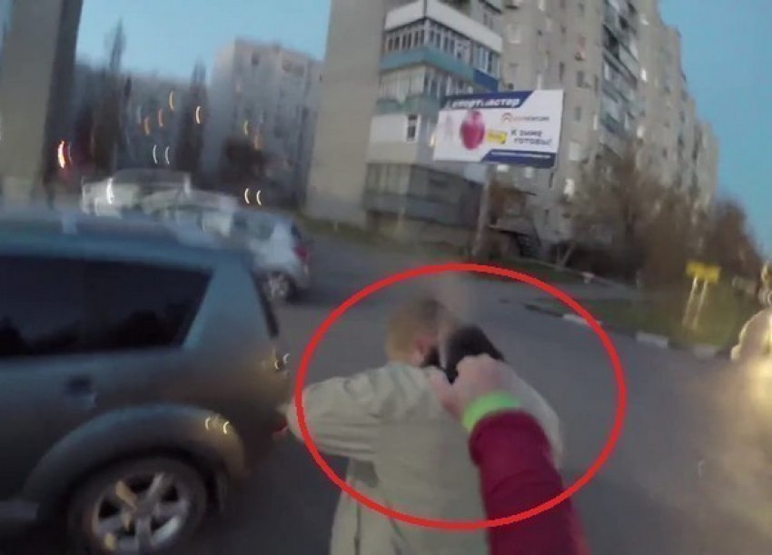 В Батайске скутерист облил перцовым спреем напавшего на него водителя иномарки. Видео