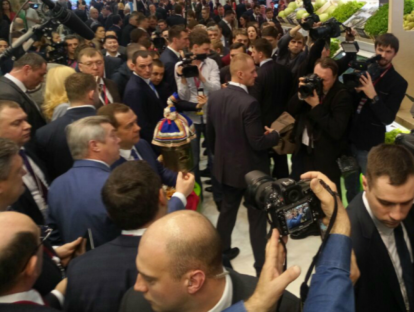 Премьер-министра Дмитрия Медведева притянула как магнитом ростовская капуста на форуме в Сочи