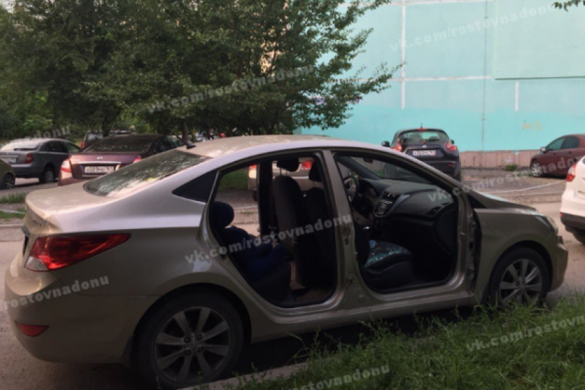 В Ростове на Северном с Hyundai Solaris сняли двери и зеркала