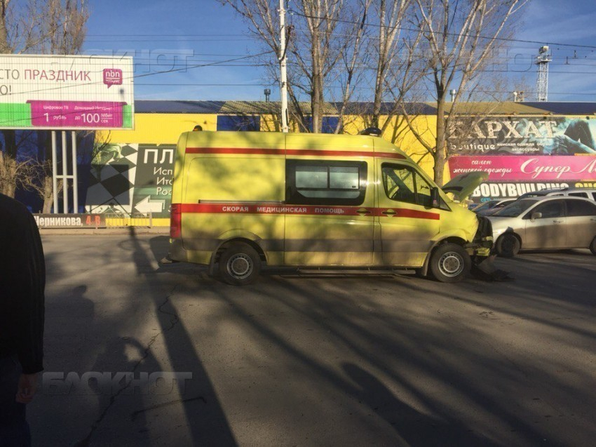 Автоледи из Волгодонска протаранила реанимобиль с младенцем 