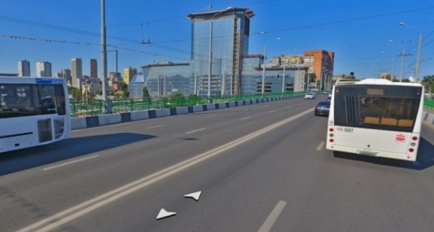 В Ростове два человека сорвались с моста на Стачки