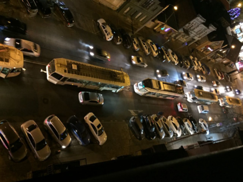 "Паровозик» из трамваев выстроился из-за дикой пробки в центре Ростова