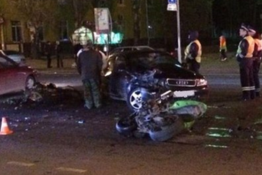 В центре Ростова столкнулись Audi и два мотоцикла: есть пострадавшие