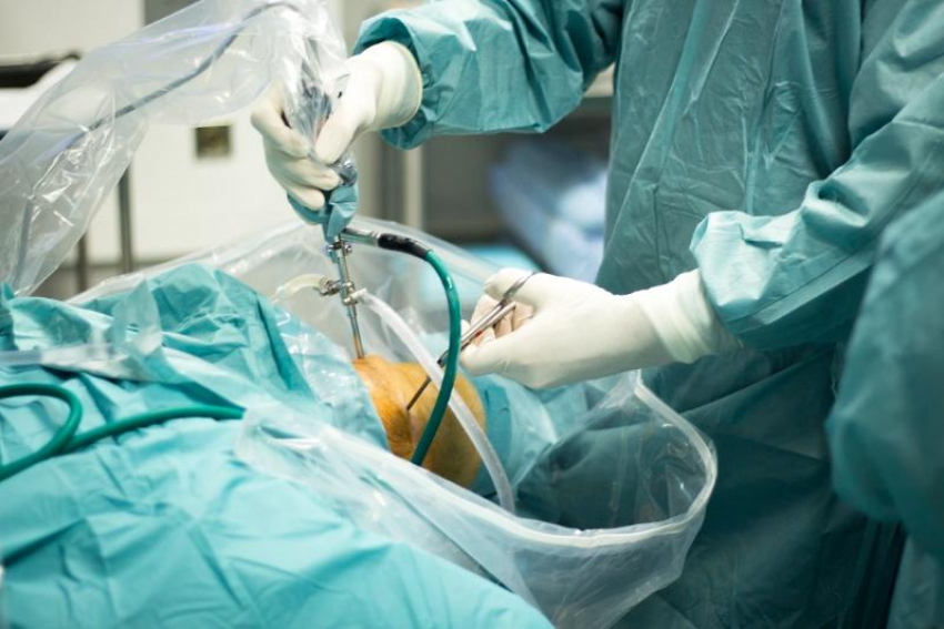 В Ростове врачи впервые в России провели операцию на колене с жидким имплантом