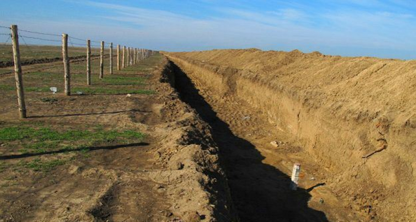 На границе Ростовской области и Украины выкопали ров длинной 100 километров 