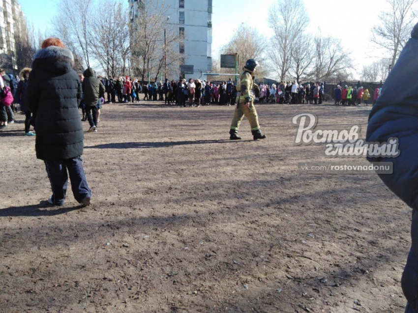 Ряд ростовских школ эвакуируют из-за сообщений о взрывных устройствах