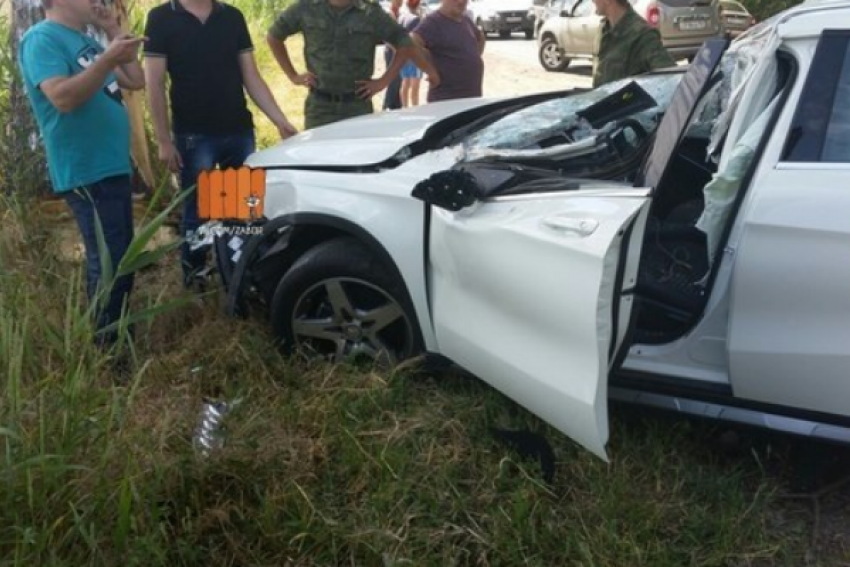 В Ростове на улице Левобережной автомобилю Mercedes снесло крышу