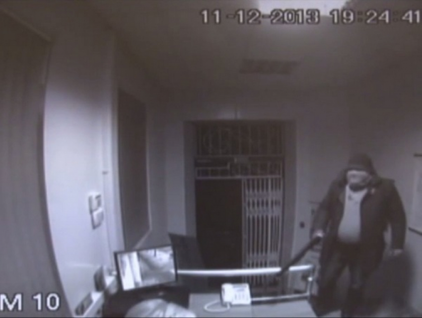 Камеры наблюдения зафиксировали нападение бизнесмена на таганрогский банк, отказавший ему в кредите