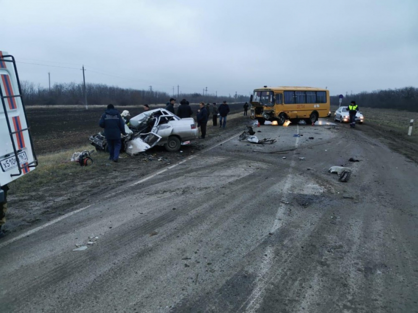 Стало известно, сколько детей пострадало в ДТП с автобусом и легковушкой в Ростовской области