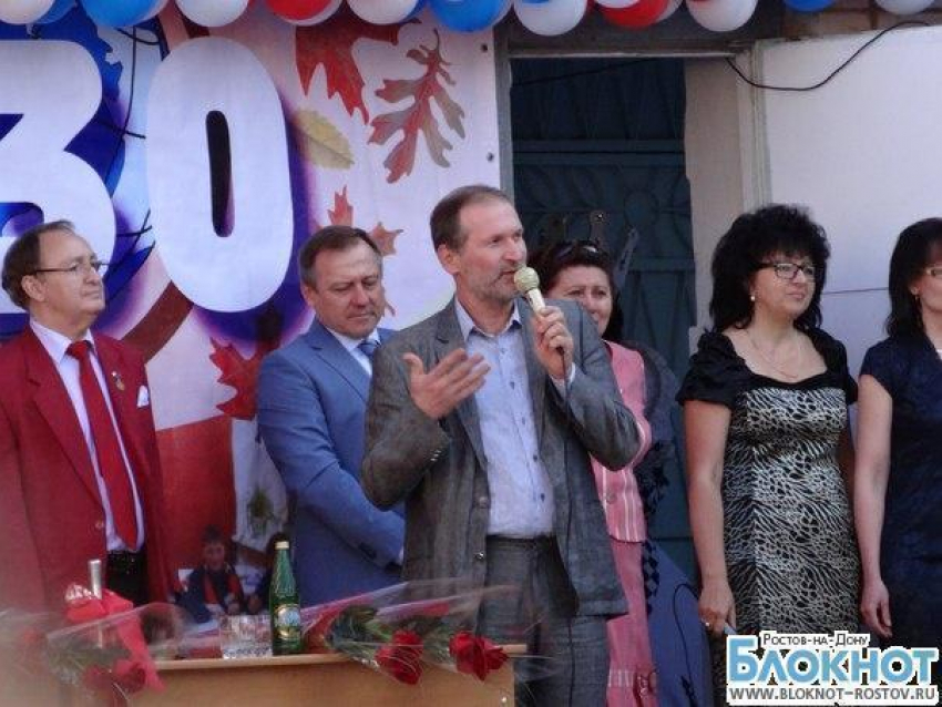 Звезда сериала «Сваты» Федор Добронравов приехал на День знаний в родную школу в Таганроге
