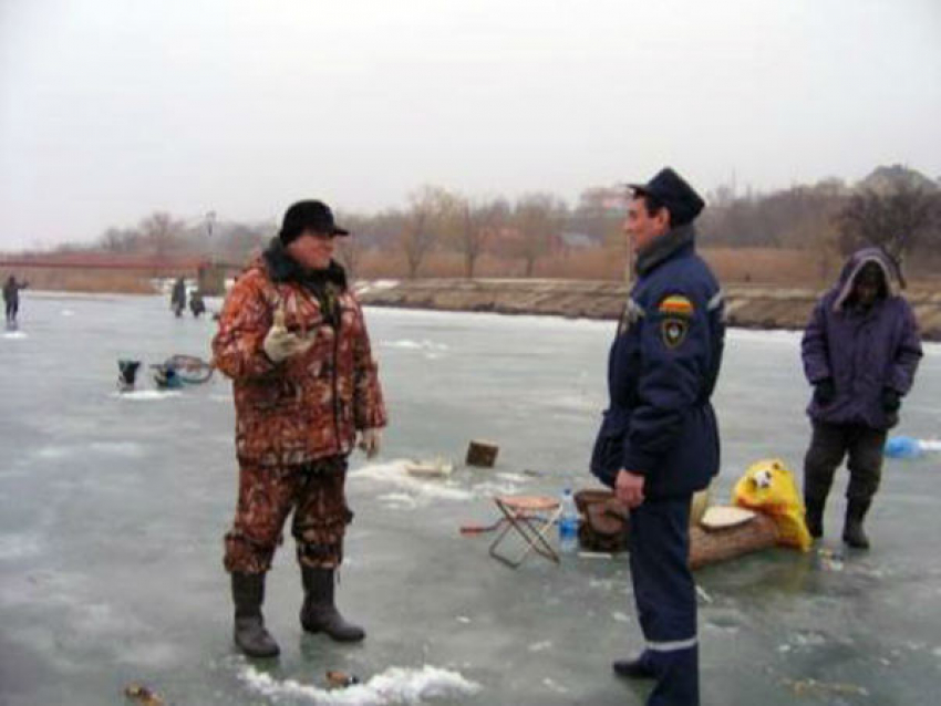 Троих рыбаков унесло на льдине на Цимлянском водохранилище