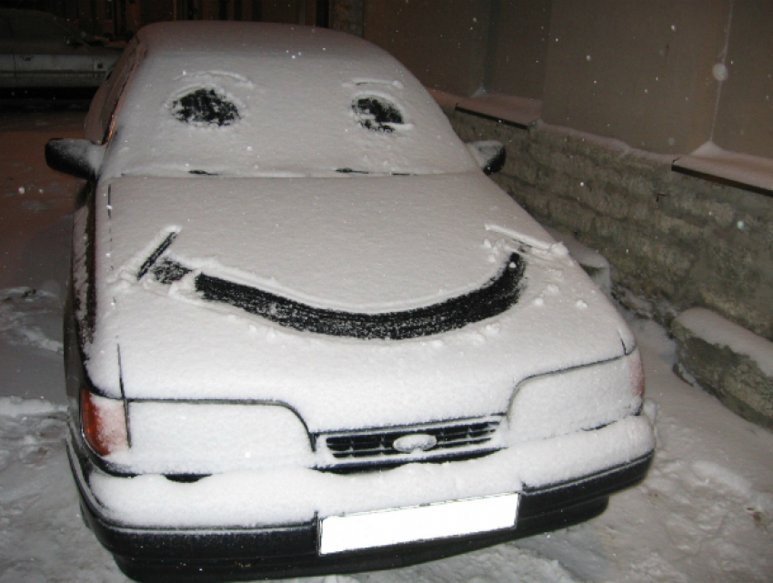 Оставляющая смайлики на засыпанных снегом автомобилях девочка заряжает «добром» жителей Ростова