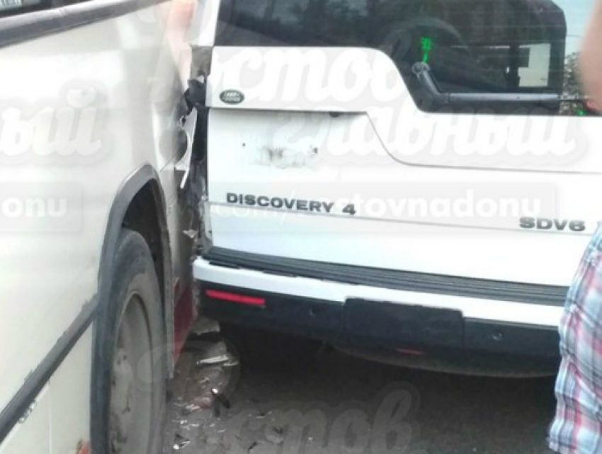 Мгновенная карма в виде автобуса настигла припарковавшийся в запрещенном месте Land Rover в Ростове