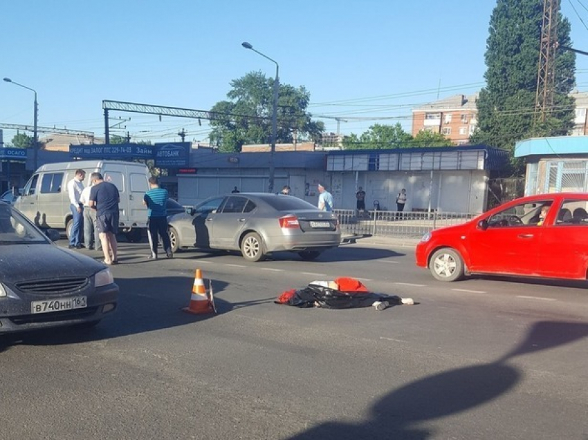 Спешащую домой с полными пакетами продуктов женщину сбил насмерть грузовик в Ростове-на-Дону