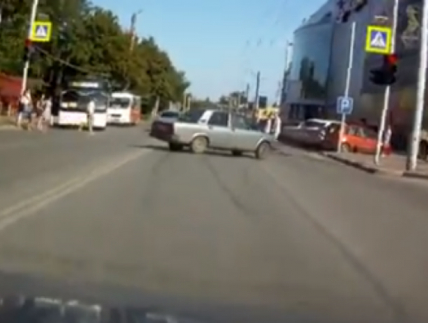 Сумасшедший «Жигуль» попытался раздавить толпу пешеходов на «зебре» под Ростовом и попал на видео