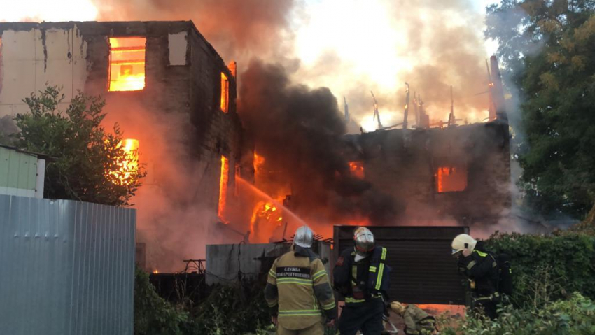 При пожаре в частном доме Ростова пострадал мужчина
