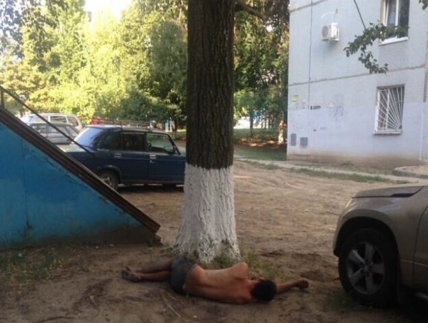 Помочь погибающему на улице молодому мужчине попросили сердобольные жители Ростова