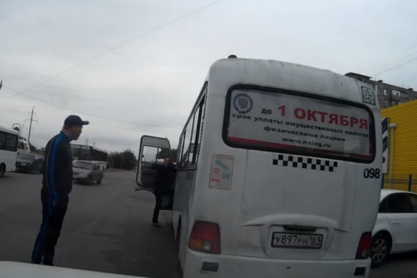 Ростовчанин заставил водителя маршрутки убирать мусор 