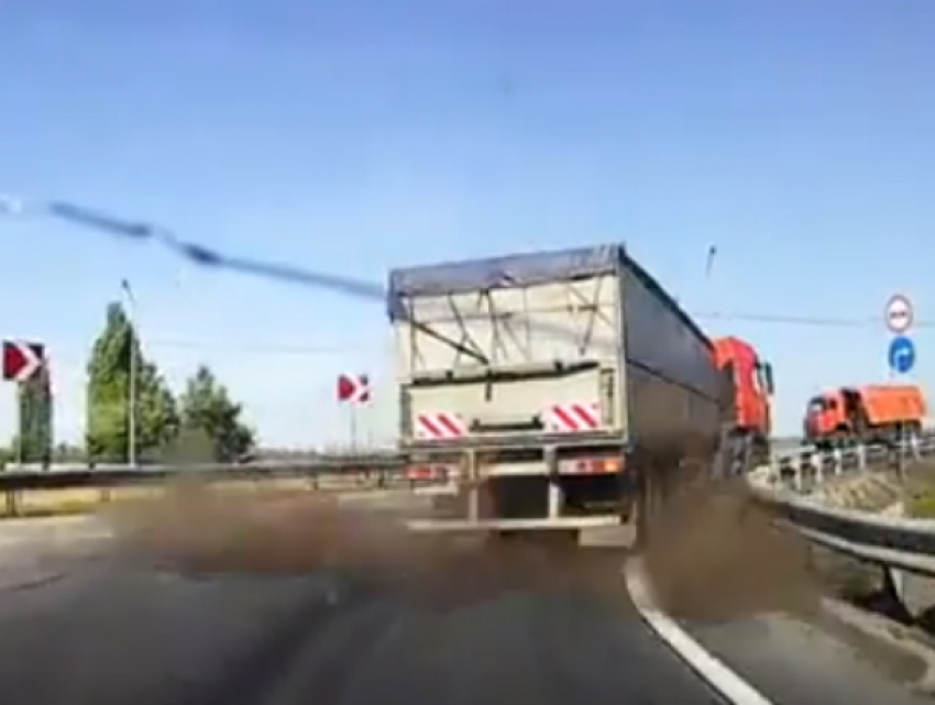 Мощный взрыв колеса грузовика перед носом у автомобилиста на трассе под Ростовом попал на видео