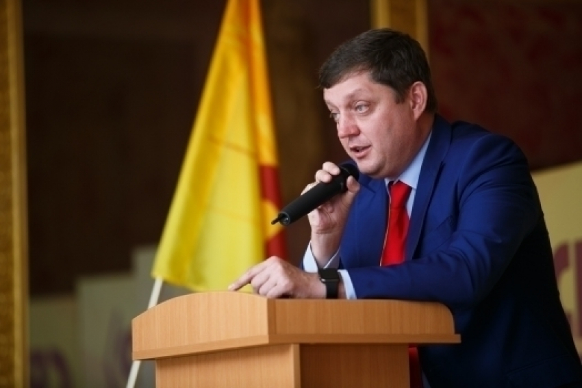 Депутат Госдумы Олег Пахолков предложил запретить чиновникам пользоваться «наличкой»