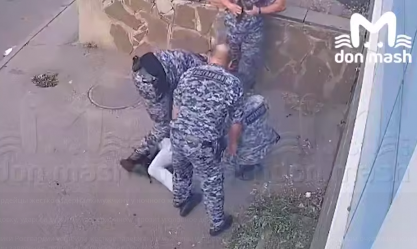 Ростовские следователи заинтересовались видео избиения мужчины росгвардейцами у ночного клуба