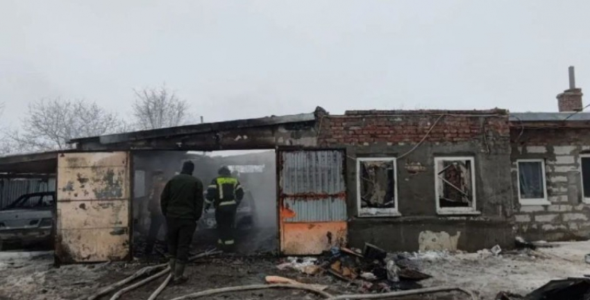 Машина, полдома и гараж разом сгорели у жителя Ростовской области