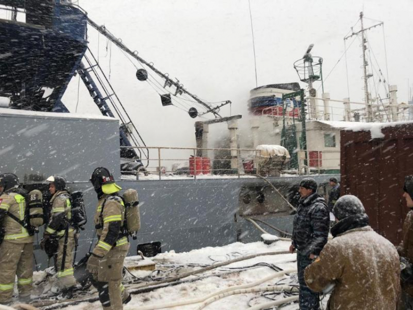 На судостроительном заводе «Моряк» в Ростове загорелся земснаряд
