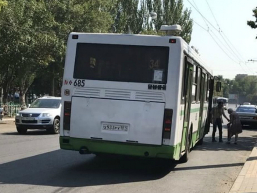 Ростовский автобус проволок по асфальту зажатую дверью пассажирку