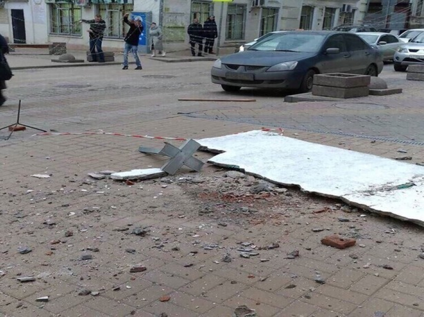 В Ростове-на-Дону рухнул на «головы» прохожих огромный кусок от балкона на 2 этаже 