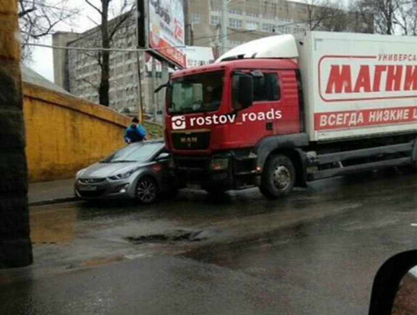 Двухкилометровую пробку на улице Менжинского в Ростове вызвало ДТП с иномаркой и фурой