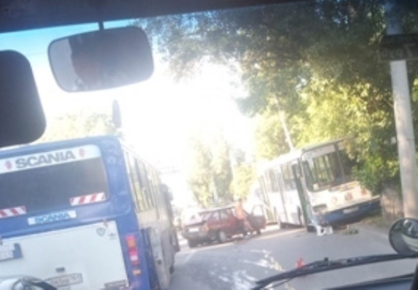 В Ростове «ВАЗ-2109» лоб в лоб столкнулся с автобусом: погиб один человек