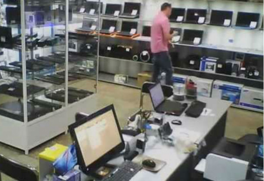 Молодой и юркий рецидивист выкрал ноутбуки через окно магазина в Ростовской области