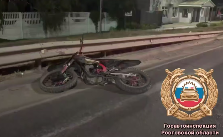 Зумер на кроссовом мотоцикле погиб, врезавшись в металлический барьер в донской станице