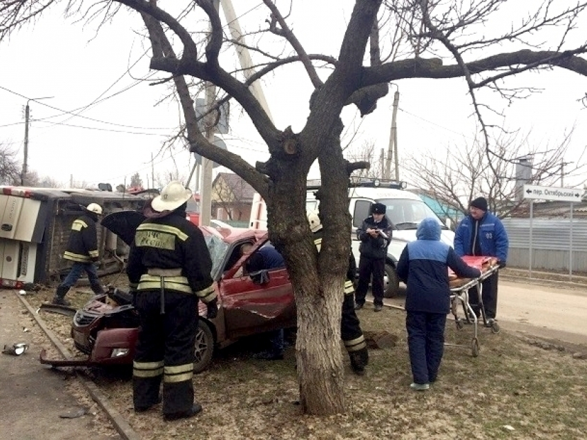 Водитель микроавтобуса погиб в жуткой автокатастрофе в Ростовской области