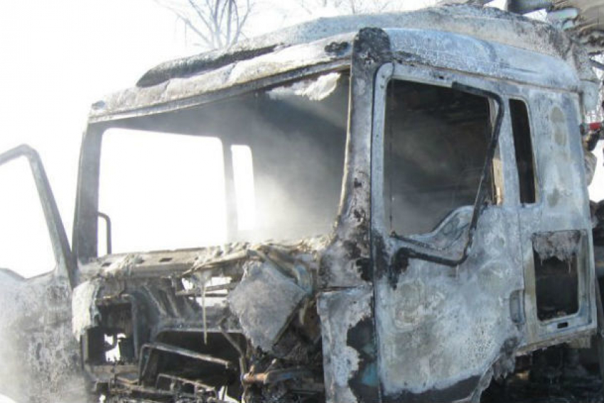 Водитель фуры загорелся в кабине возле металлургического завода в Ростовской области